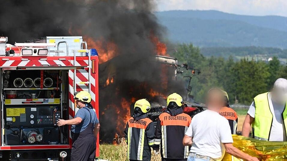 Der M&auml;hdrescher hat aus noch unbekannter Ursache Feuer gefangen.&nbsp;