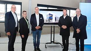 Freuten sich gemeinsam über die schnellen Fortschritte beim Bau des Kompetenzzentrums: (von links) Dr. Christian Mias (Leiter des Geschäftsbereichs Electronic Packaging), Vorstandsmitglied Dr. Andrea Frenzel, Projektleiter Bernd Anzinger, Regierungspräsident Rainer Haselbeck und OB Alexander Putz
