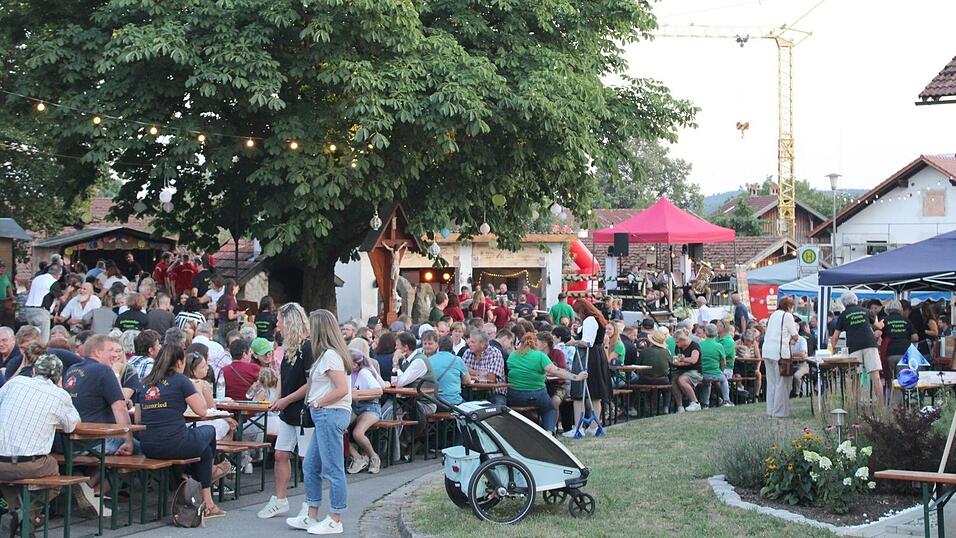 Ein Dorffest im besten Sinne: Der Dorfplatz von Gschwand war proppenvoll mit Gästen. Ein Dorffest im besten Sinne: Der Dorfplatz von Gschwand war proppenvoll mit Gästen.