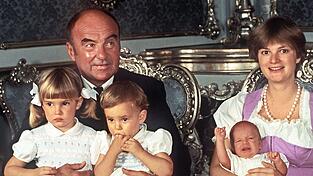 Gloria Fürstin von Thurn und Taxis mit ihrem inzwischen verstorbenen Mann, Johannes Fürst von Thurn und Taxis, und den drei Kindern (v. l. ) Maria Theresia, Elisabeth und Albert, im Juni 1983. Gloria Fürstin von Thurn und Taxis mit ihrem inzwischen verstorbenen Mann, Johannes Fürst von Thurn und Taxis, und den drei Kindern (v. l. ) Maria Theresia, Elisabeth und Albert, im Juni 1983.