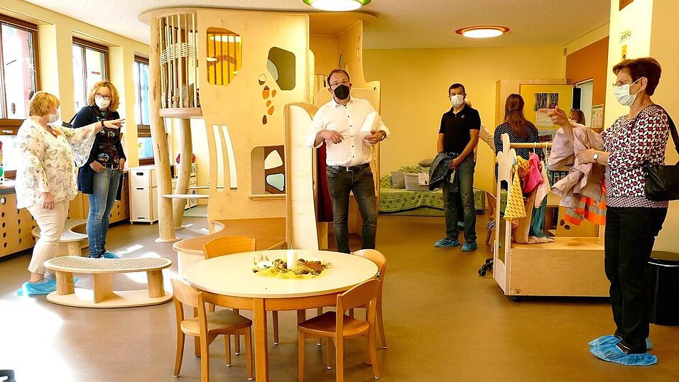 Das Siegeszeichen des Mädchens war angebracht: Die Kinder sind die Gewinner der Sanierungsmaßnahmen am Haderstadler Kindergarten. Und eine Kiste Spieltiere gab's auch noch. Das Siegeszeichen des Mädchens war angebracht: Die Kinder sind die Gewinner der Sanierungsmaßnahmen am Haderstadler Kindergarten. Und eine Kiste Spieltiere gab's auch noch.