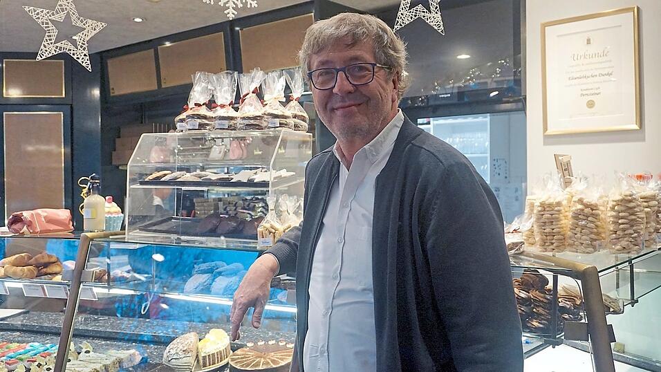 Johannes Pernsteiner arbeitet seit 46 Jahren als Konditor. Johannes Pernsteiner arbeitet seit 46 Jahren als Konditor.