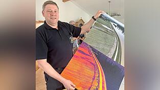 Kreisbrandrat Erwin Wurzer zeigt, dass durch Drohnenbildmaterial Wasseraustritte im Deich aufgesp&uuml;rt werden.