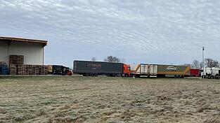 Auf der hier abgebildeten Wiese hinter der Halle will die Spedition Niedermaier einen Stellplatz f&uuml;r Auflieger bauen.