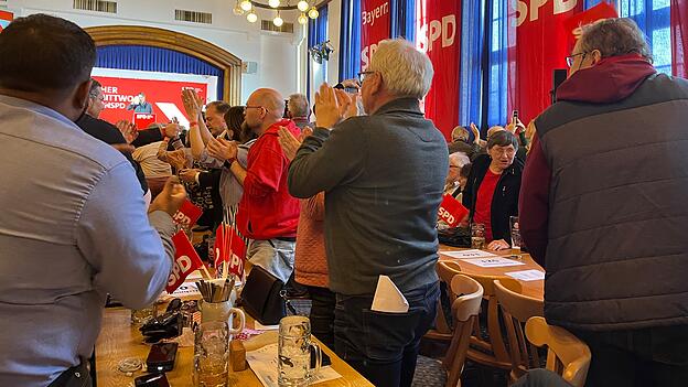 Nach der Rede von Karl Lauterbach hält es in Vilshofen kaum einen Zuschauer auf den Sitzen. Nach der Rede von Karl Lauterbach hält es in Vilshofen kaum einen Zuschauer auf den Sitzen.