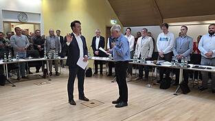 Toni Moissl (&Ouml;DP) nahm als &auml;ltestes Marktgemeinderatsmitglied dem neuen Gemeindeoberhaupt den Eid ab.