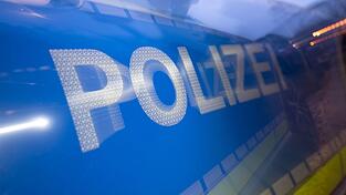 Nach Hinweisen auf politisch rechts motivierte Straftaten hat die Polizei Wohnungen von sieben jugendlichen Tatverd&auml;chtigen durchsucht. (Symbolbild)