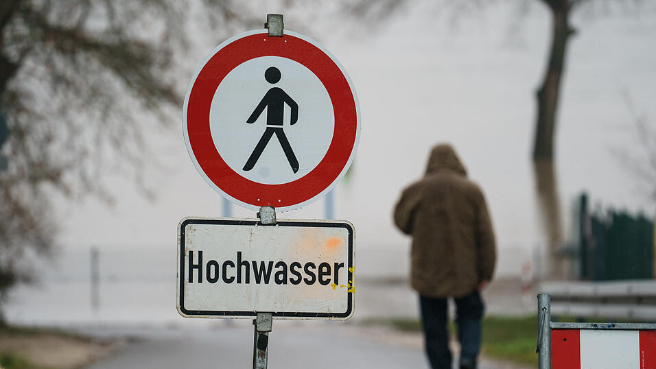 Die Niederschläge der letzten Tage lassen den Donaupegel in Straubing ansteigen. der Scheitel wird für Donnerstag erwartet