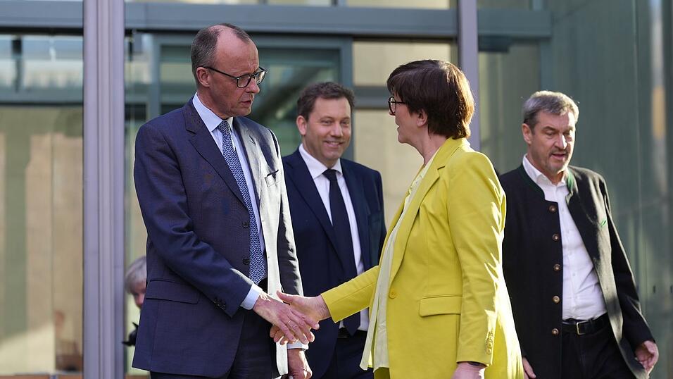 Die Sondierer von Union und SPD haben die Sondierung abgeschlossen und wollen nun detailierte Koalitionsverhandlungen aufnehmen. Die Sondierer von Union und SPD haben die Sondierung abgeschlossen und wollen nun detailierte Koalitionsverhandlungen aufnehmen.