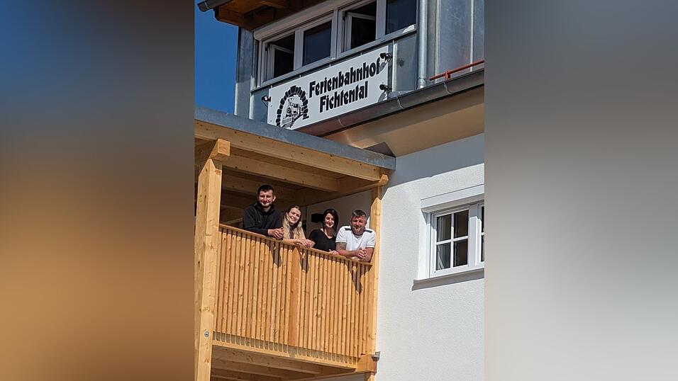 Familienprojekt mit historischem Wert: In rund zwei Jahren harter Arbeit haben Roland Kraus (r.) und Lebensgefährtin Sandra Holzfurtner (2.v.r.) mit ihrem Sohn Alex Holzfurtner und seiner Freundin Verena Daiminger das alte Bahnhofsgebäude in Fichtental in eine Ferienresidenz umgewandelt. Familienprojekt mit historischem Wert: In rund zwei Jahren harter Arbeit haben Roland Kraus (r.) und Lebensgefährtin Sandra Holzfurtner (2.v.r.) mit ihrem Sohn Alex Holzfurtner und seiner Freundin Verena Daiminger das alte Bahnhofsgebäude in Fichtental in eine Ferienresidenz umgewandelt.