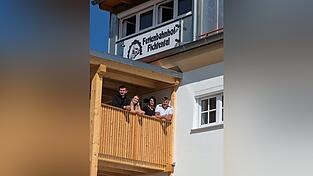 Familienprojekt mit historischem Wert: In rund zwei Jahren harter Arbeit haben Roland Kraus (r.) und Lebensgefährtin Sandra Holzfurtner (2.v.r.) mit ihrem Sohn Alex Holzfurtner und seiner Freundin Verena Daiminger das alte Bahnhofsgebäude in Fichtental in eine Ferienresidenz umgewandelt.