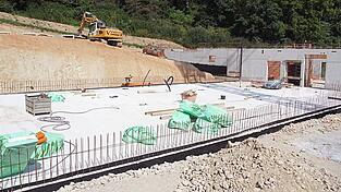 Das Untergeschoss des Kinderhauses nimmt Form an. Im linken Bereich wird das Stadtarchiv zu finden sein. Es wird ungefähr, ganz grob, die Hälfte des Kellers einnehmen. Im übrigen Bereich sind die Sozialräume des Kinderhauses geplant.