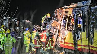 Bis in die Nacht arbeiteten die Einsatzkräfte an der Unfallstelle.