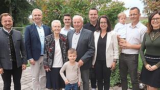 Jubilar Josef Lachner mit Gattin Rosina (Bildmitte), den Kinder Martin, Richard und Andrea mit ihren Lebenspartnern, den drei Enkeln Maximilian, Benedikt und Valentin und Bürgermeister Stefan Haberl.