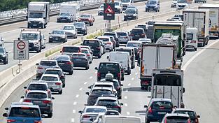 Besonders zu Beginn der Sommerferien ist die Staugefahr auf bayerischen Autobahnen groß. (Archivbild) Besonders zu Beginn der Sommerferien ist die Staugefahr auf bayerischen Autobahnen groß. (Archivbild)