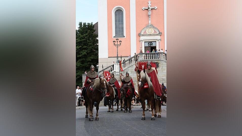 Die schönsten Augenblicke des historischen Drachenstich-Festzuges 2016. Die schönsten Augenblicke des historischen Drachenstich-Festzuges 2016.