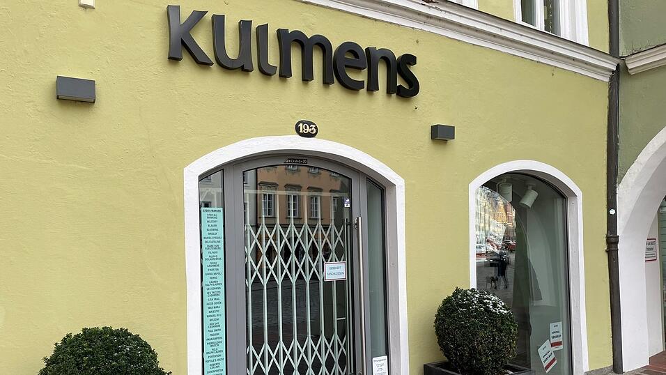 Tür versperrt, Gitter zu. Das Kulmens hat dichtgemacht. Tür versperrt, Gitter zu. Das Kulmens hat dichtgemacht.