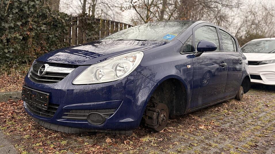 Nummernschilder, Reifen und eine R&uuml;ckleuchte fehlen dem blauen Opel bereits.