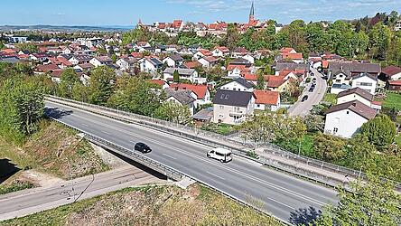 Die Br&uuml;cke &uuml;ber die Krautausstra&szlig;e wird ab Dienstag neu gebaut.