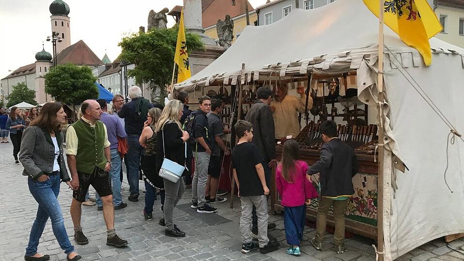 Der Straubinger Stadtplatz wird am Wochenende ganz in mittelalterliches Flair getaucht. Die schönsten Schnappschüsse haben wir für Sie zusammengestellt. Der Straubinger Stadtplatz wird am Wochenende ganz in mittelalterliches Flair getaucht. Die schönsten Schnappschüsse haben wir für Sie zusammengestellt.