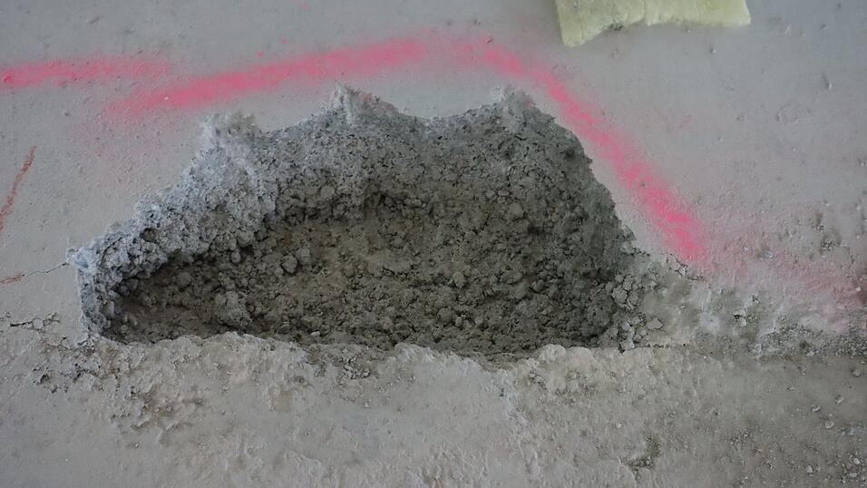 Um die Konsistenz des Estrichs zu prüfen, wurde an vielen verdächtigen Stellen der Boden aufgestemmt. Um die Konsistenz des Estrichs zu prüfen, wurde an vielen verdächtigen Stellen der Boden aufgestemmt.