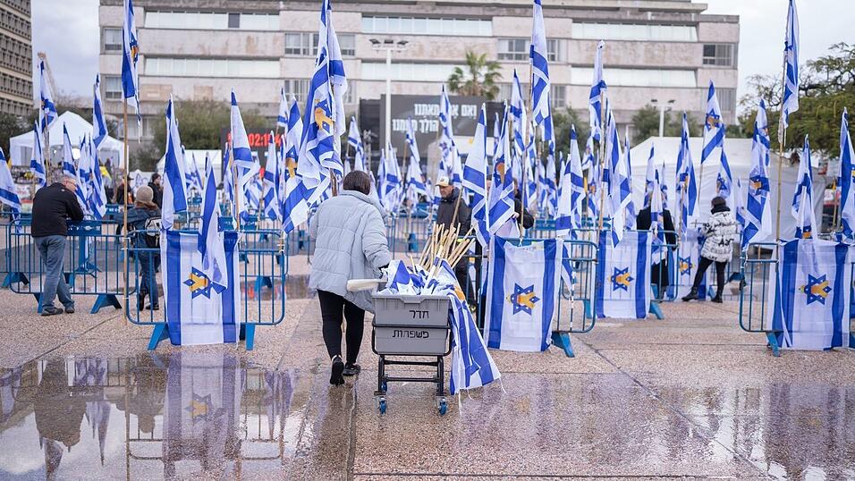 Menschen auf dem Platz der Geiseln in Tel Aviv.