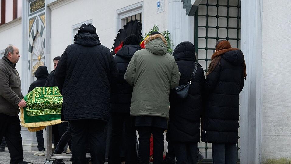 Bei einer Beerdigung im Clan-Milieu beginnen die Trauerfeierlichkeiten in der Sehitlik-Moschee in Berlin-Neuk&ouml;lln.