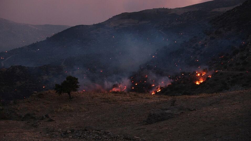 Die Feuerwehr kann den Waldbränden auf Kreta kaum Herr werden. Die Feuerwehr kann den Waldbränden auf Kreta kaum Herr werden.