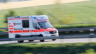 Für beide Fahrradfahrer kommt jede Hilfe zu spät. (Symbolbild)