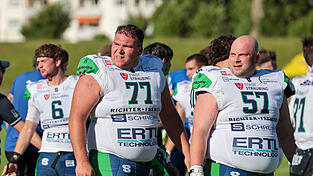 Konsterniert waren die Straubing Spiders, hier Simon Eisenschink (Nummer 77) und Kai Kopecky (Nummer 57), nach der 20:24-Niederlage im Kellerduell gegen die Allgäu Comets am vergangenen Samstag. Im Derby gegen die Cowboys München soll nun endlich gepunktet werden. Konsterniert waren die Straubing Spiders, hier Simon Eisenschink (Nummer 77) und Kai Kopecky (Nummer 57), nach der 20:24-Niederlage im Kellerduell gegen die Allgäu Comets am vergangenen Samstag. Im Derby gegen die Cowboys München soll nun endlich gepunktet werden.
