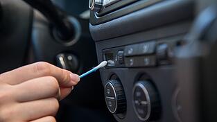 Auch Haushaltsgegenstände lassen sich als nützliche Werkzeuge gegen Staub und Schmutz verwenden.