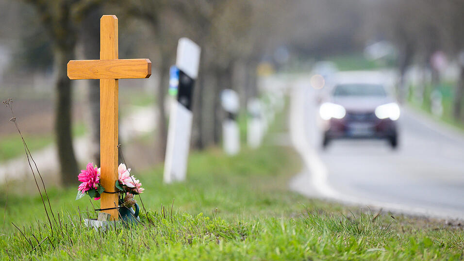 Ein Radfahrer ist am Donnerstag tot in einem Graben im Landkreis Dingolfing-Landau entdeckt worden. (Symbolbild) Ein Radfahrer ist am Donnerstag tot in einem Graben im Landkreis Dingolfing-Landau entdeckt worden. (Symbolbild)