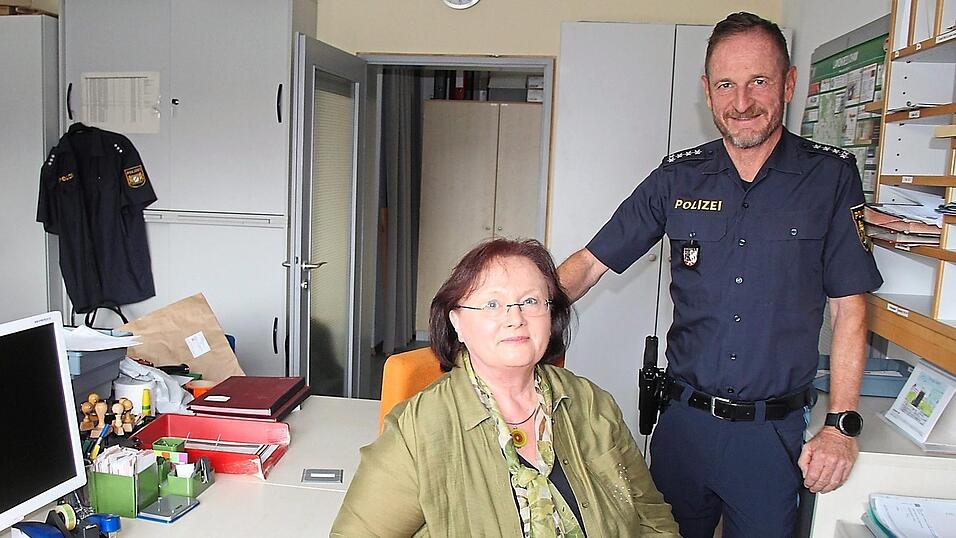 Das beste Zeugnis stellt Erster Polizeihauptkommissar Bernhard Hager seiner Mitarbeiterin Maria Heuschneider aus. Das beste Zeugnis stellt Erster Polizeihauptkommissar Bernhard Hager seiner Mitarbeiterin Maria Heuschneider aus.