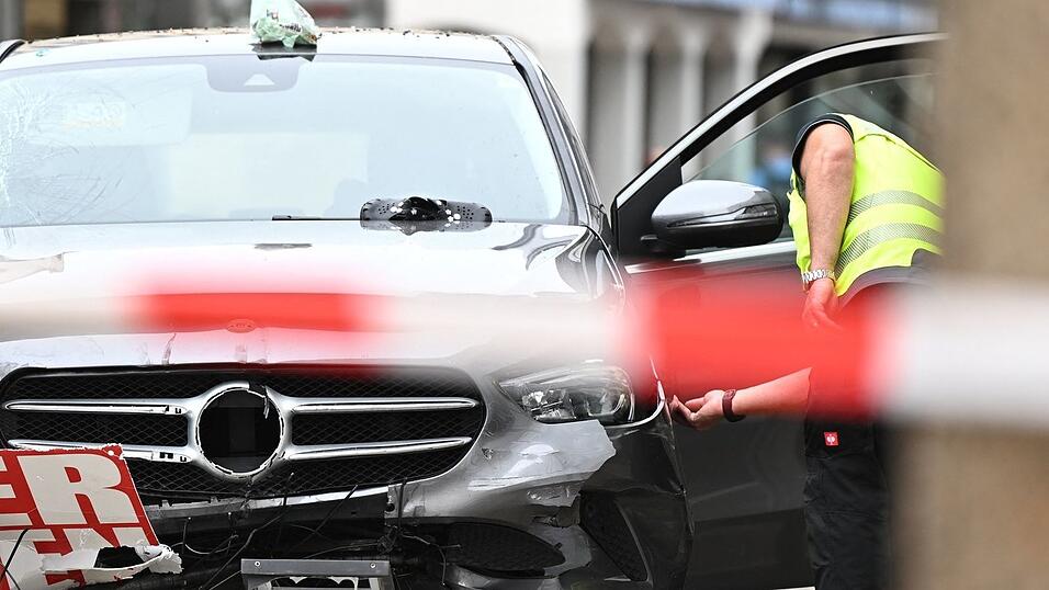 Nach der Autofahrt in der Fußgängerzone von Hofgeismar mit mehreren Verletzten gehen die Ermittlungen weiter. Nach der Autofahrt in der Fußgängerzone von Hofgeismar mit mehreren Verletzten gehen die Ermittlungen weiter.