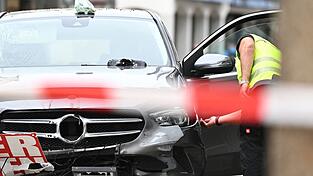 Nach der Autofahrt in der Fußgängerzone von Hofgeismar mit mehreren Verletzten gehen die Ermittlungen weiter. Nach der Autofahrt in der Fußgängerzone von Hofgeismar mit mehreren Verletzten gehen die Ermittlungen weiter.