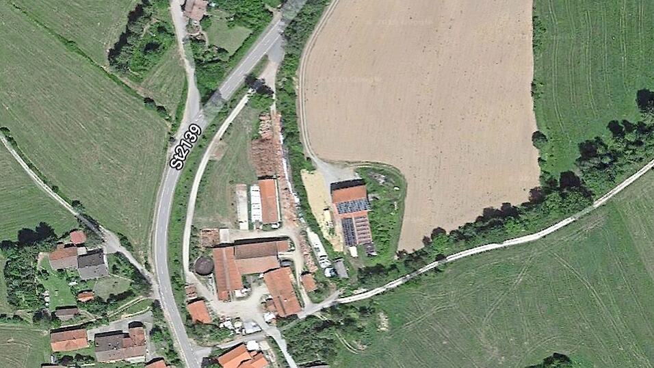 Hier am Acker bei Lammerbach, zwischen Viechtach und Bad Kötzting, soll ein Photovoltaikpark entstehen. Derzeit wird hier Mais angebaut. Hier am Acker bei Lammerbach, zwischen Viechtach und Bad Kötzting, soll ein Photovoltaikpark entstehen. Derzeit wird hier Mais angebaut.