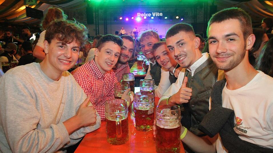 Viele Landshuter feierten am Freitagabend auf der Bartlmädult. Viele Landshuter feierten am Freitagabend auf der Bartlmädult.
