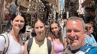 Reinhard Kerscher und seine Familie machen Urlaub in Neapel. Sorge vor Nachbeben haben sie nicht. Die Kerschers orientieren sich an den Einheimischen. Und die sind absolut entspannt.