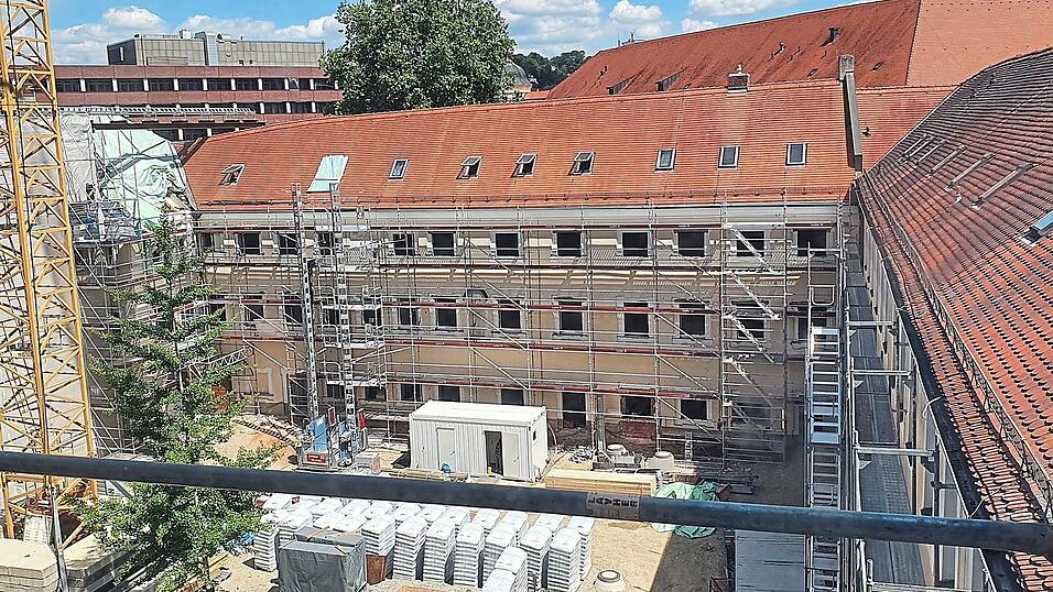 Die Realschule bekommt deutlich mehr Platz - die Nutzungsfläche erweitert sich von 3900 auf 6300 Quadratmeter - und wird an veränderte Bedürfnisse der Bildungslandschaft angepasst. So werden beispielsweise Räume für den Ganztag und ein Speisesaal geschaffen. In diesem Gebäudeteil werden künftig Klassenzimmer sowie die Küche und der Speisesaal beherbergt sein. Die Realschule bekommt deutlich mehr Platz - die Nutzungsfläche erweitert sich von 3900 auf 6300 Quadratmeter - und wird an veränderte Bedürfnisse der Bildungslandschaft angepasst. So werden beispielsweise Räume für den Ganztag und ein Speisesaal geschaffen. In diesem Gebäudeteil werden künftig Klassenzimmer sowie die Küche und der Speisesaal beherbergt sein.