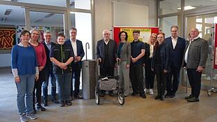 Einweihung des Waldwasserbrunnens mit Ehreng&auml;sten.