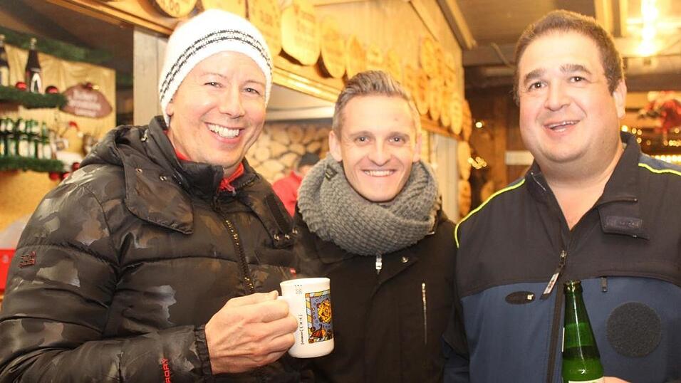 Die Perchtengruppe 'Frisinger Fratz'n' trat am Mittwochabend auf dem Landshuter Christkindlmarkt auf. Die Perchtengruppe 'Frisinger Fratz'n' trat am Mittwochabend auf dem Landshuter Christkindlmarkt auf.