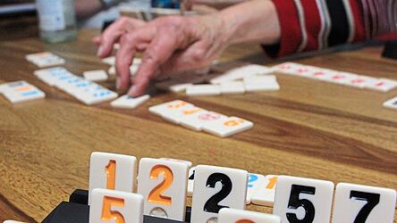 Neben Rummikub spielen die Besucher des Spielenachmittags im OmaPas auch Spiele wie Schafkopfen, Mensch ärgere dich nicht oder Canasta.