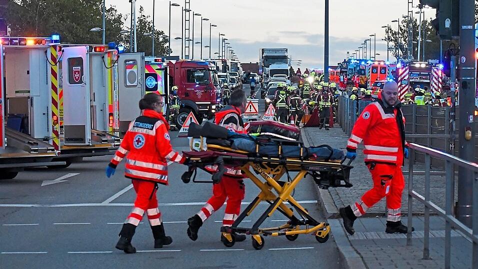 Der Busunfall auf der Nibelungenbrücke löste einen in Regensburg beispiellosen Rettungseinsatz mit mehr als 300 Einsatzkräften aus. Sie arbeiteten unermüdlich, um die vielen Verletzten zu bergen.