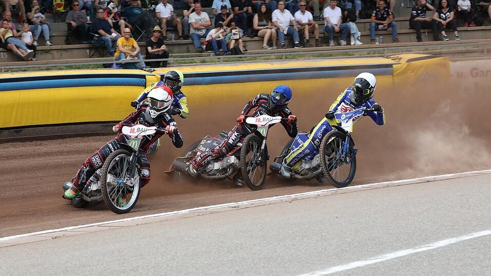 Absolut konkurrenzfähig: Die Landshuter Marlon Hegener (roter Helmüberzug) und Mario Häusl (blau) brauchen den Vergleich mit polnischen U 21-Fahrern nicht scheuen. „Sie können das Zünglein an der Waage sein“, sagt Sportleiter Klaus Zwerschina. Absolut konkurrenzfähig: Die Landshuter Marlon Hegener (roter Helmüberzug) und Mario Häusl (blau) brauchen den Vergleich mit polnischen U 21-Fahrern nicht scheuen. „Sie können das Zünglein an der Waage sein“, sagt Sportleiter Klaus Zwerschina.