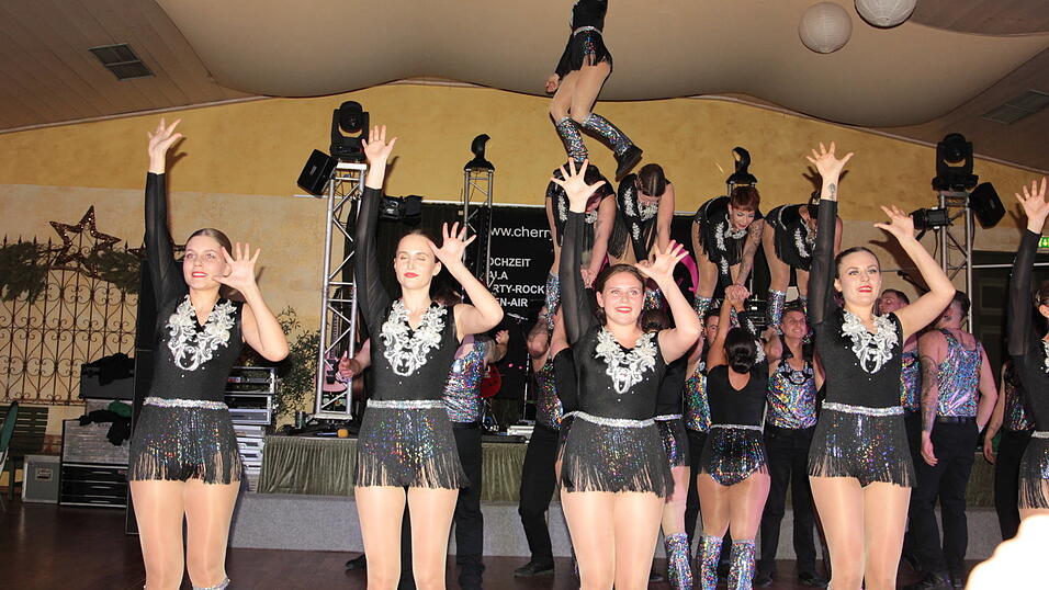 Die Gardetänzerinnen überzeugten mit Hebefiguren bis unter die Saaldecke. Die Gardetänzerinnen überzeugten mit Hebefiguren bis unter die Saaldecke.