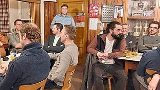 &bdquo;Gemeinsam besser&ldquo;: Beim Wahlabschluss &ldquo; macht B&uuml;rgermeisterkandidat Wolfgang K&uuml;rzinger (stehend) erneut deutlich, dass er nach diesem Leitspruch arbeiten wolle und bat um Unterst&uuml;tzung bei der Wahl am 8. M&auml;rz.