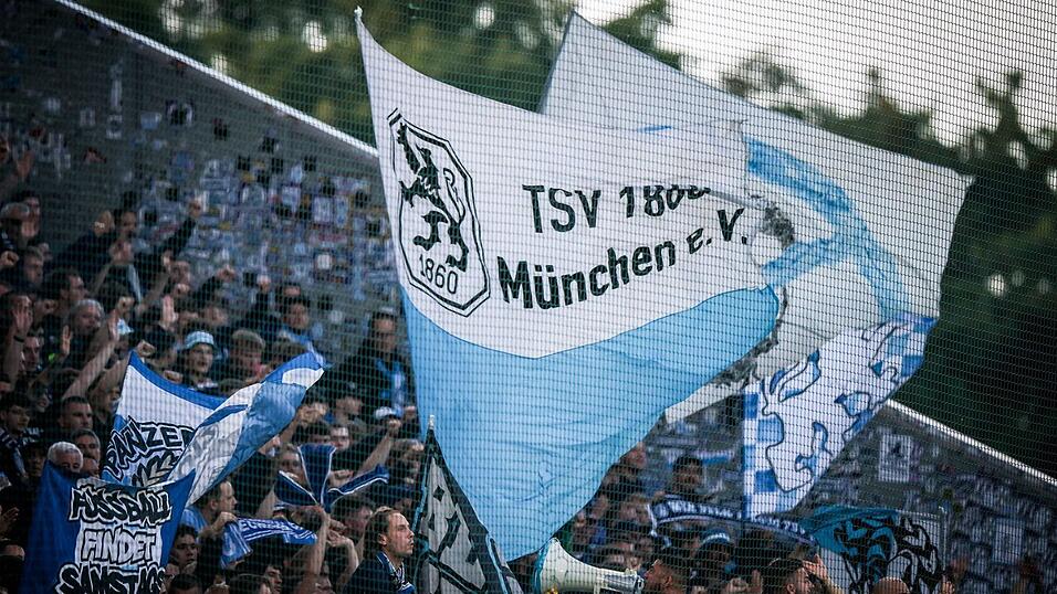 Fahnen von 1860 M&uuml;nchen werden geschwenkt. (Symbolbild)