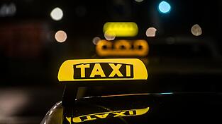 Im Taxi-Gewerbe herrscht ein harter Wettbewerb, angefeuert auch durch die vielen Mietwagen-Vermittlungen, die oft günstigere Fahrten anbieten können. (Symbolbild) Im Taxi-Gewerbe herrscht ein harter Wettbewerb, angefeuert auch durch die vielen Mietwagen-Vermittlungen, die oft günstigere Fahrten anbieten können. (Symbolbild)