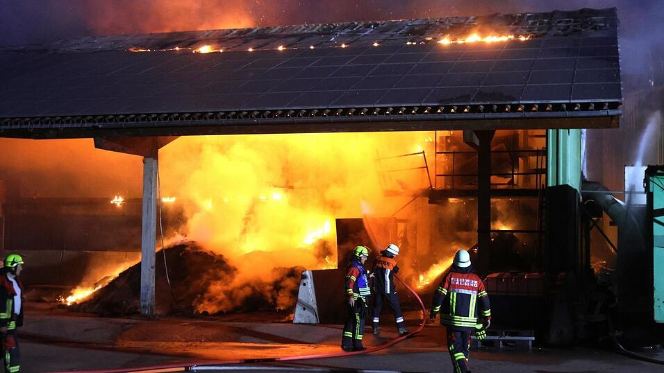 Beim Eintreffen der ersten Wehren brannte die Lagerhalle lichterloh.