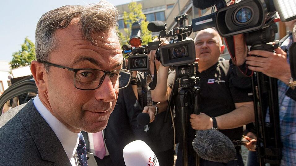 Norbert Hofer von der FPÖ liegt exakt gleichauf mit seinem Konkurrenten Alexander Van der Bellen: Beide erhielten 50,0 Prozent der Stimmen. Nun kommt es auf die Briefwahl an. Norbert Hofer von der FPÖ liegt exakt gleichauf mit seinem Konkurrenten Alexander Van der Bellen: Beide erhielten 50,0 Prozent der Stimmen. Nun kommt es auf die Briefwahl an.
